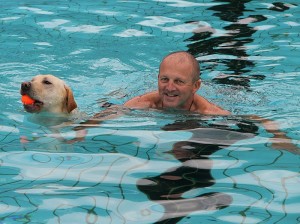 Hundeschwimmen_i_Freibad_1_klein